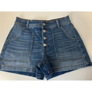 NWT Evereve shorts with exposed buttons. Size 30" waist.
